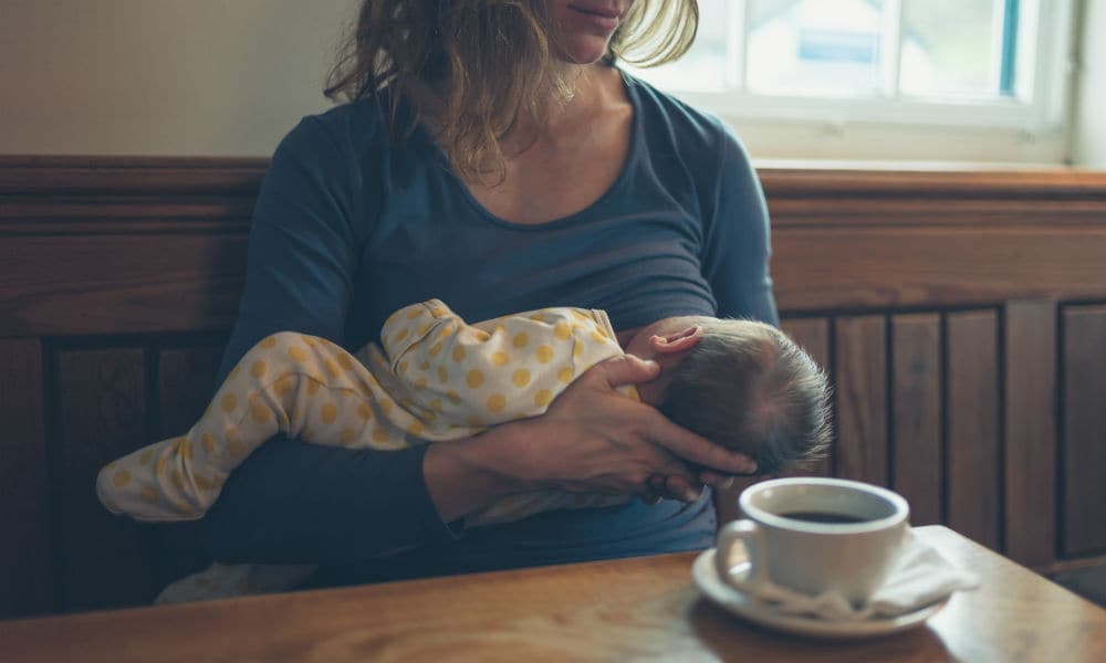 Onderzoek: Borstvoeden in het openbaar nog voor veel moeders onprettig Ouders van Nu Redactie