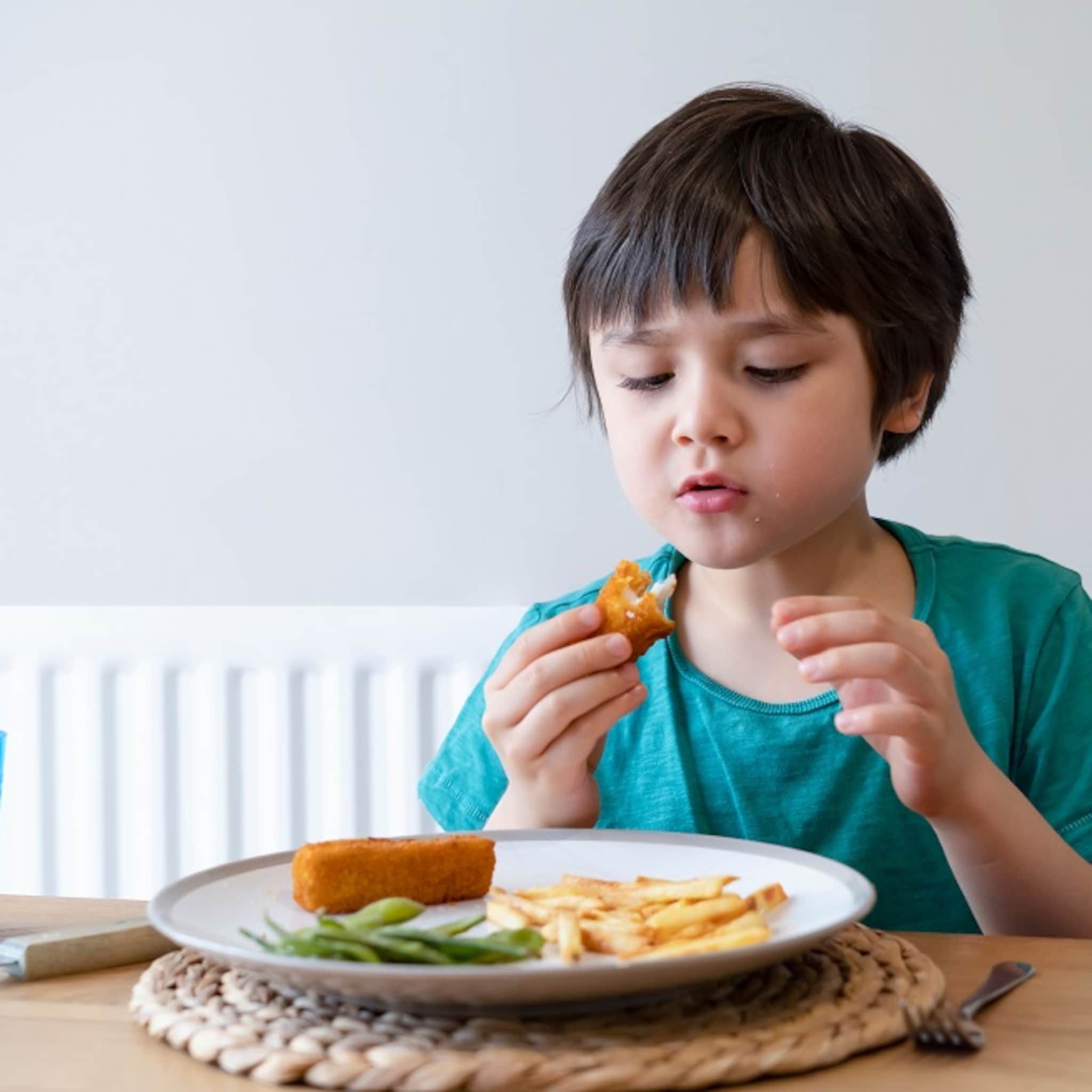 zo leer je je kind vis eten