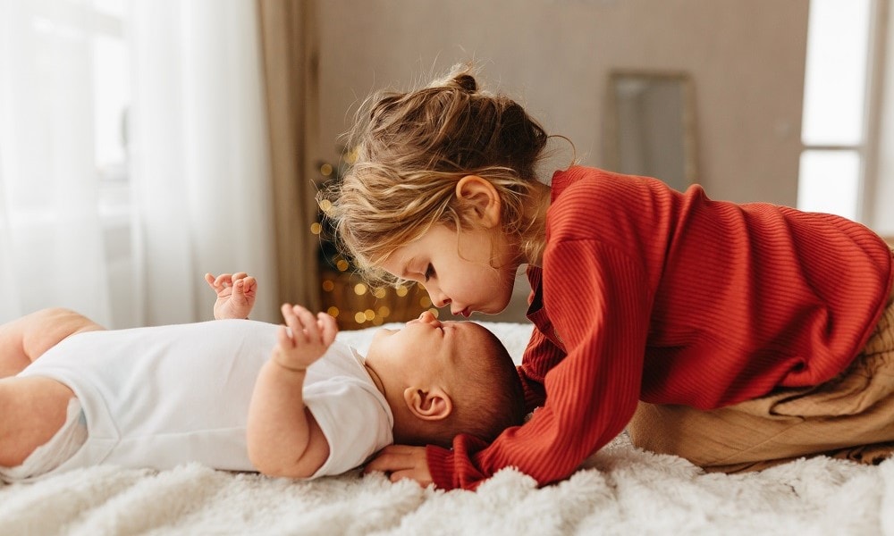 Afdankertjes, B-merken en relaxte(re) ouders: dit is het lot van het tweede kind Getty Images