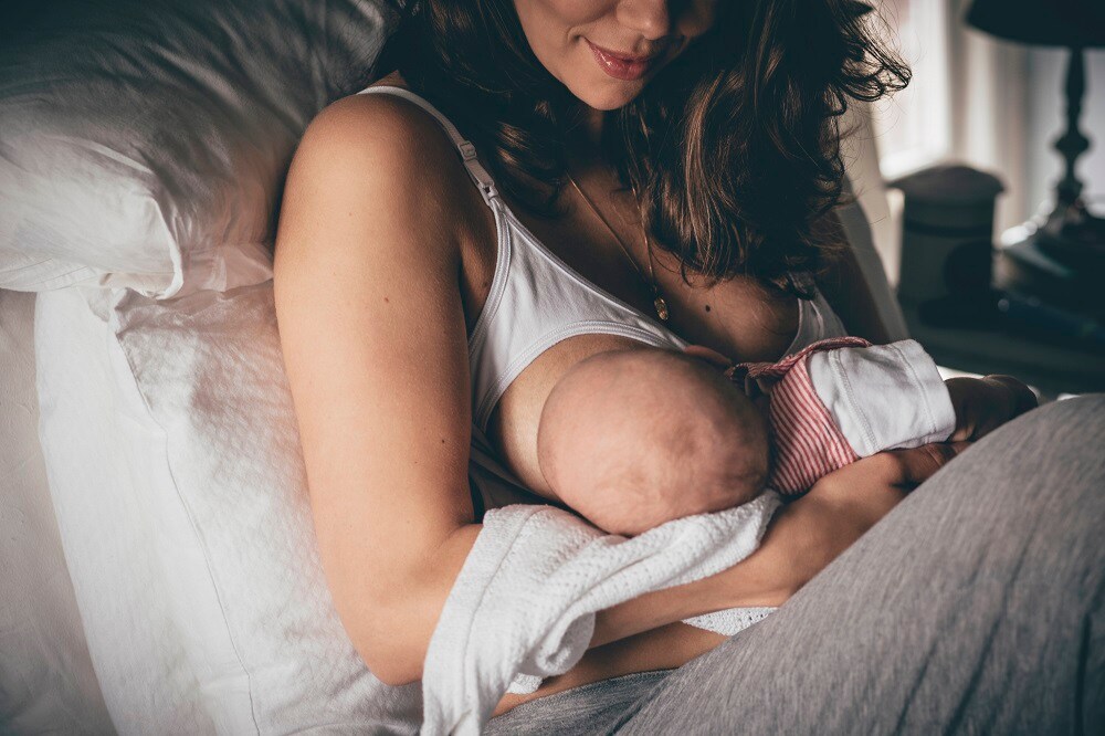 Geef je borstvoeding? Om deze belangrijke redenen wordt je baby ’s nachts wakker Ouders van Nu Redactie