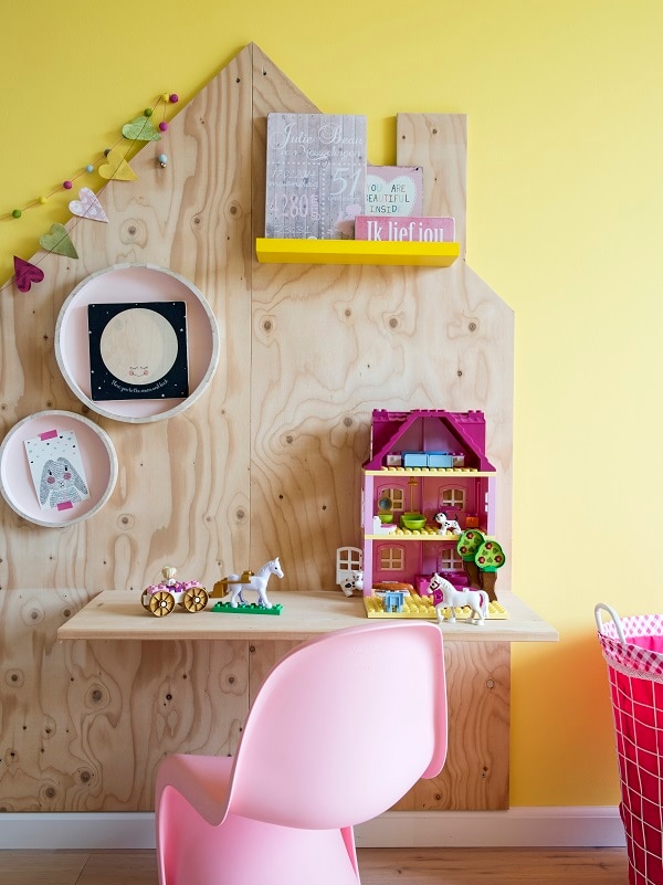 Kinderkamer inspiratie: pittige peuterkamer door geel, hout en roze Ouders van Nu Redactie
