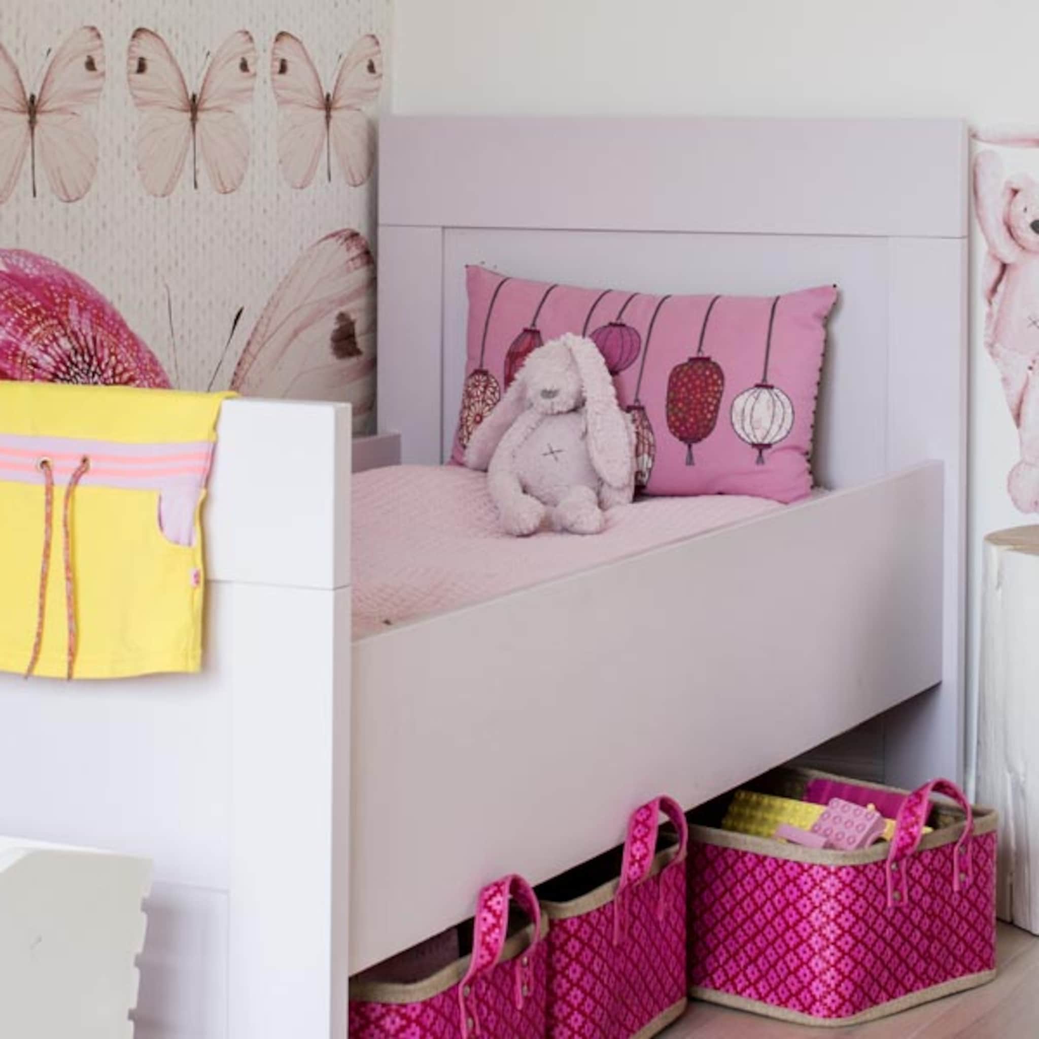 kinderkamer inspiratie pittige peuterkamer door geel hout en roze