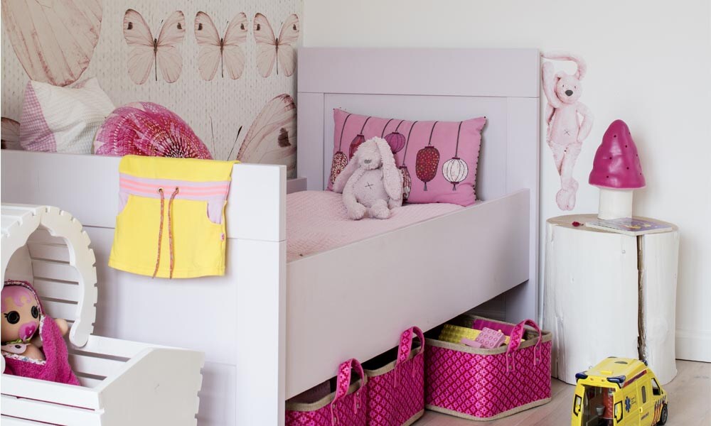 Kinderkamer inspiratie: pittige peuterkamer door geel, hout en roze Ouders van Nu Redactie