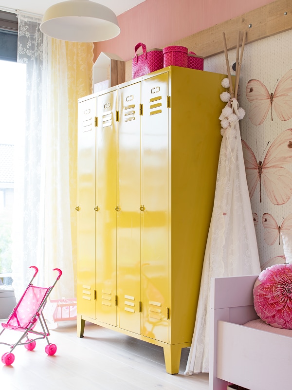 Kinderkamer inspiratie: pittige peuterkamer door geel, hout en roze Ouders van Nu Redactie