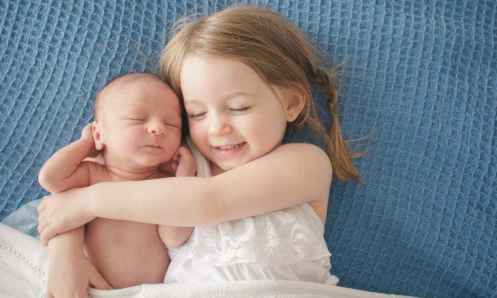 Zo ga je om met je peuter of kleuter na de komst van een baby Ouders van Nu Redactie