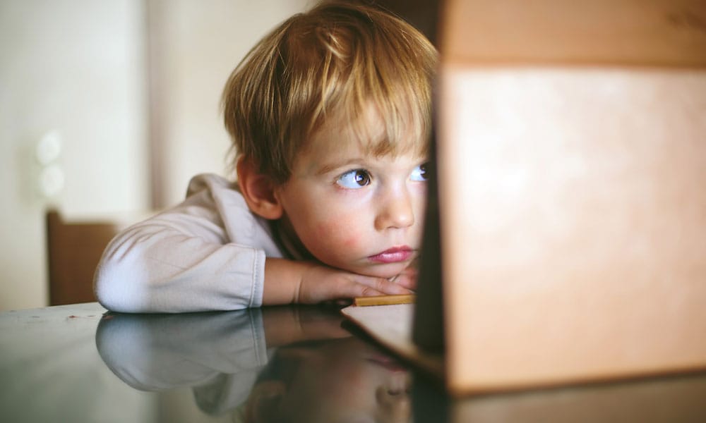 Kind filmpjes laten kijken terwijl jij kookt? Dit moet je weten! Ouders van Nu Redactie