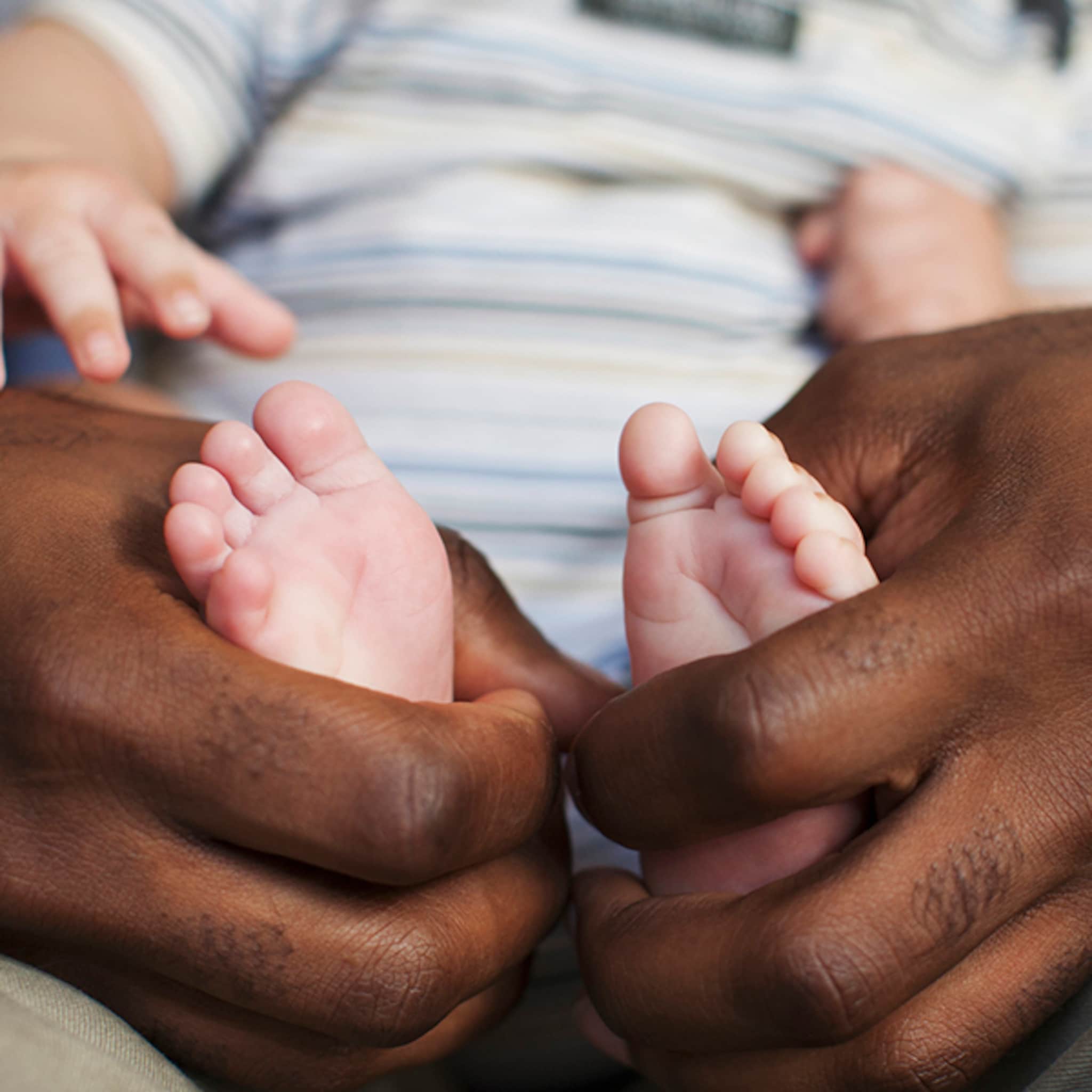 dit is wat je moet weten over koude voeten bij je baby