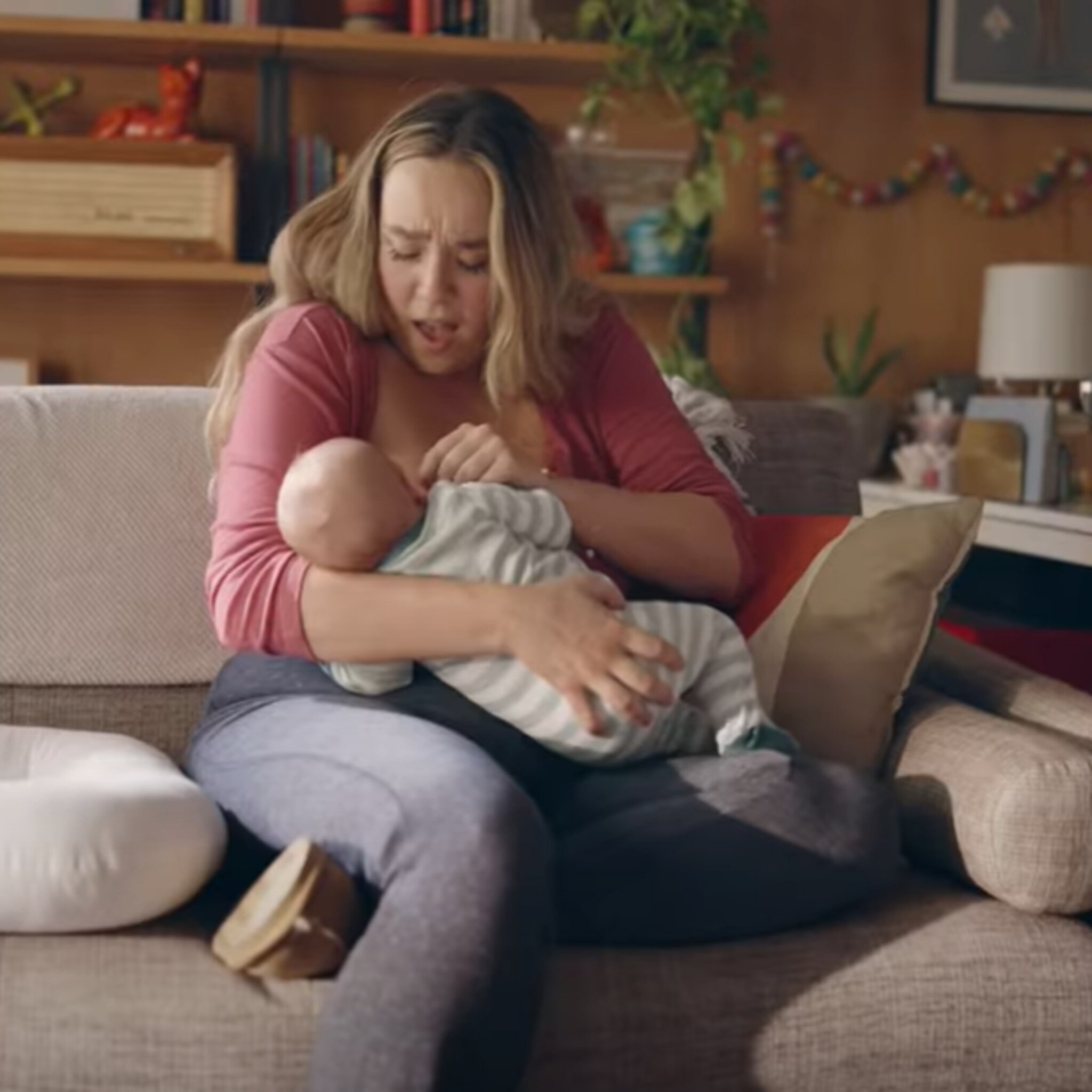 goudeerlijke-tv-commercial-laat-zien-hoe-borstvoeding-geven-echt-is