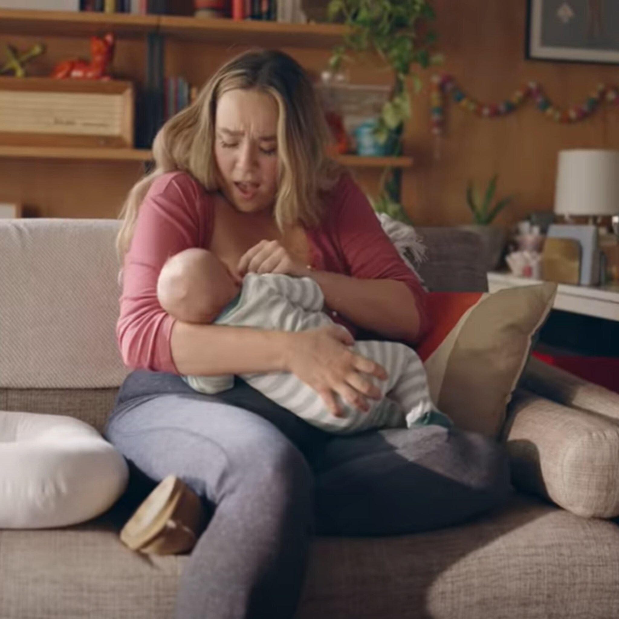 goudeerlijke tv commercial laat zien hoe borstvoeding geven echt is