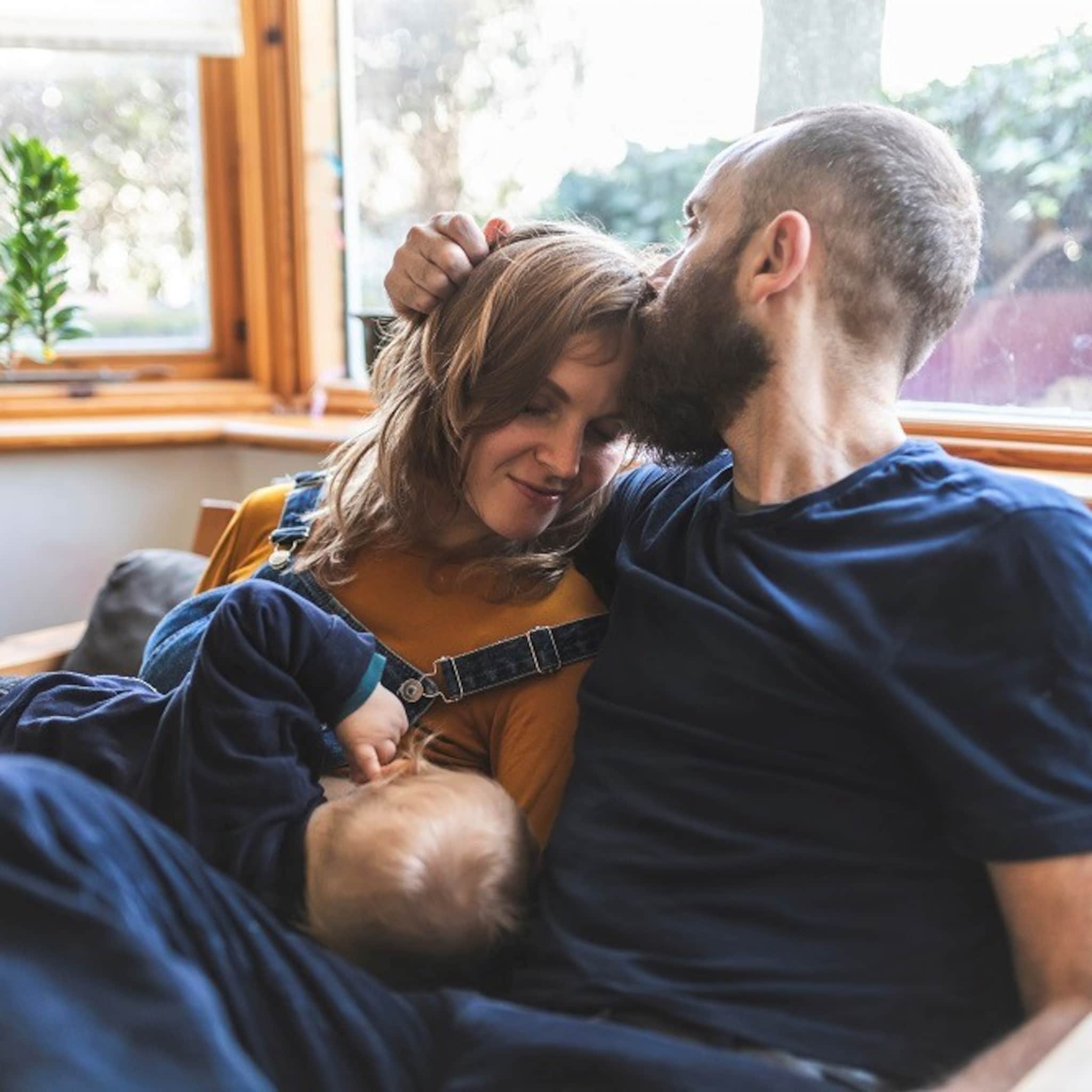 11 dingen die je partner doet als je borstvoeding geeft als je geluk hebt