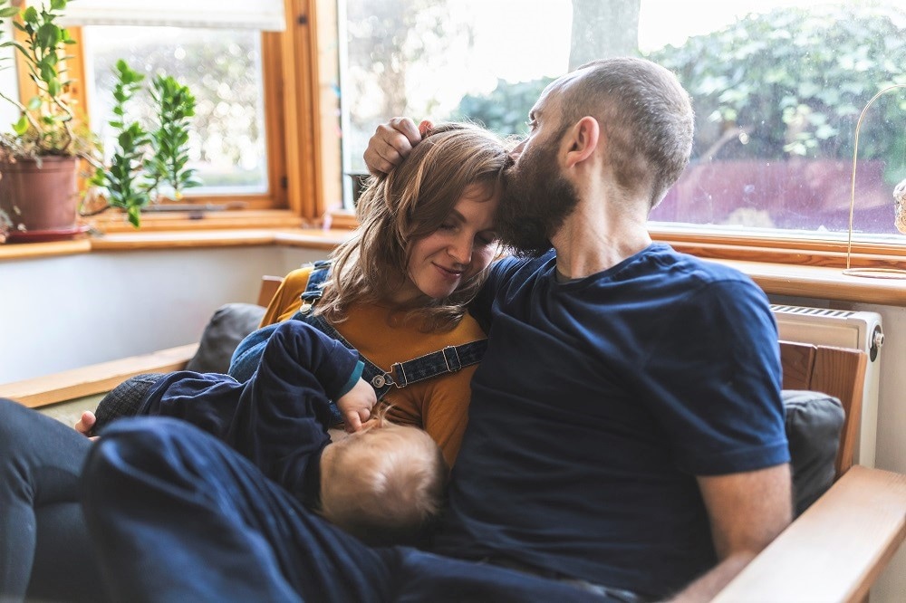 11 dingen die je partner doet als je borstvoeding geeft (als je geluk hebt!) Ouders van Nu Redactie