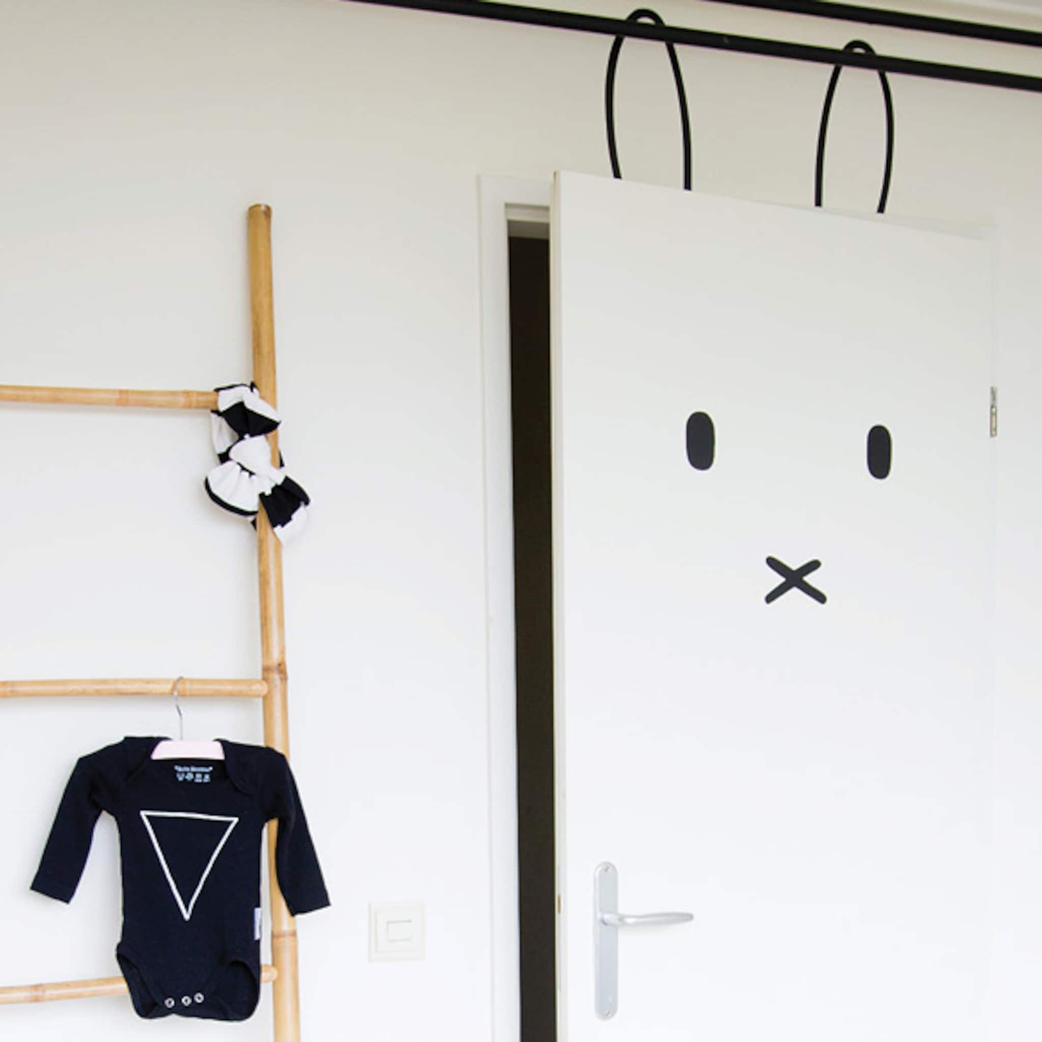 kinderkamer inspiratie een stoere zwart witte kamer met hartjes en roze details
