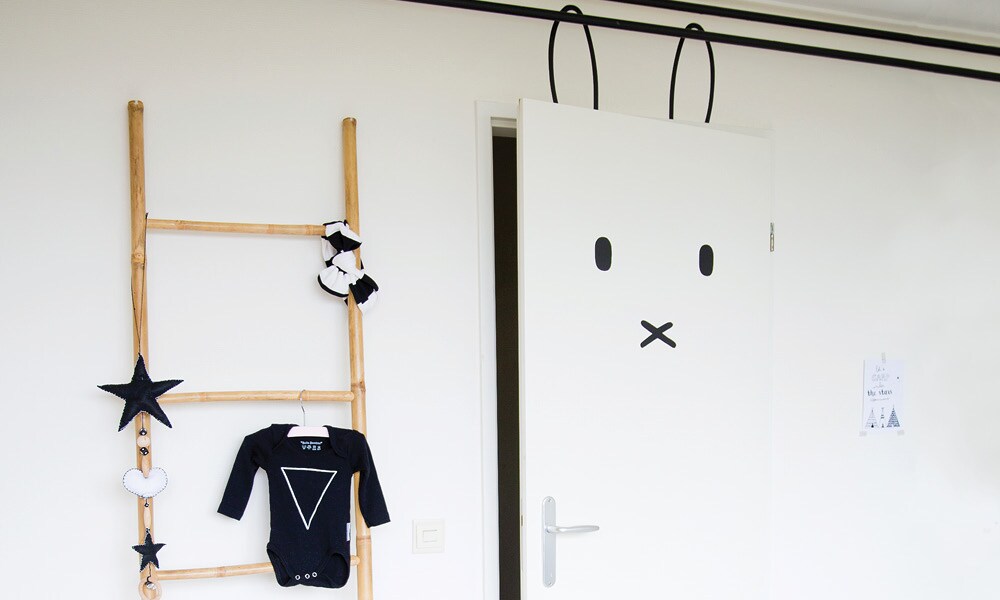 Kinderkamer inspiratie: ‘Een stoere zwart-witte kamer met hartjes en roze details‘ Ouders van Nu Redactie