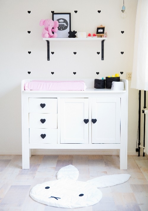 Kinderkamer inspiratie: ‘Een stoere zwart-witte kamer met hartjes en roze details‘ Ouders van Nu Redactie