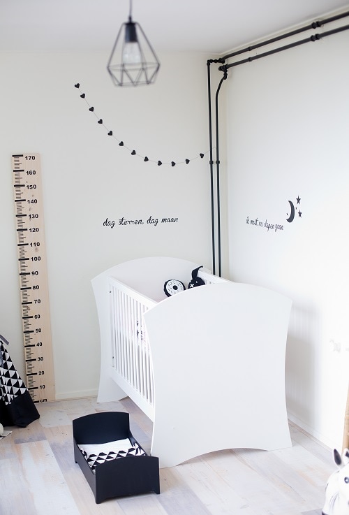 Kinderkamer inspiratie: ‘Een stoere zwart-witte kamer met hartjes en roze details‘ Ouders van Nu Redactie
