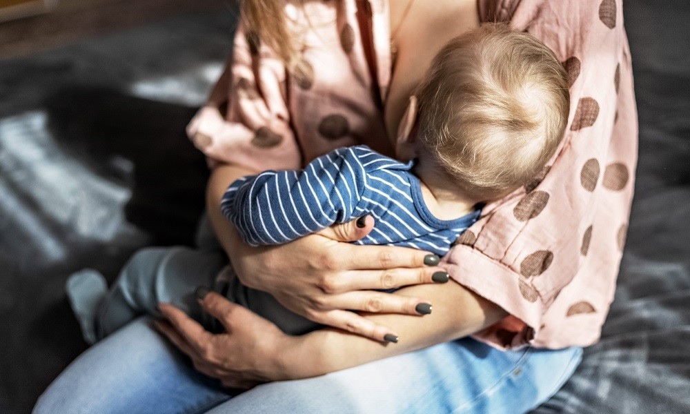Dit is waarom moedermelk soms roze, oranje of groen is Ouders van Nu Redactie