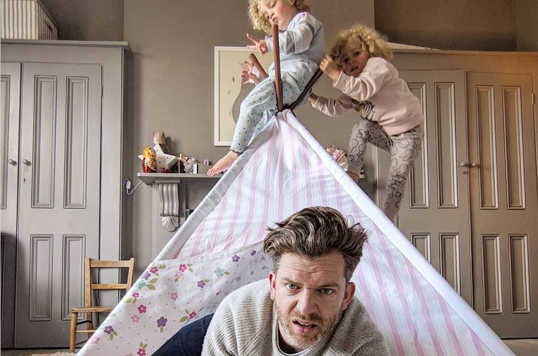 Goudeerlijke en hilarische foto’s van een vader met 4 (!) dochters Ouders van Nu Redactie