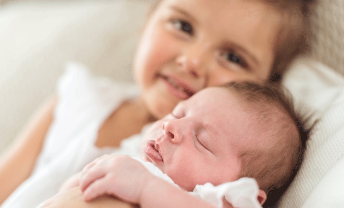 Reactie van kind op nieuwe baby al vóór de bevalling te voorspellen Ouders van Nu Redactie