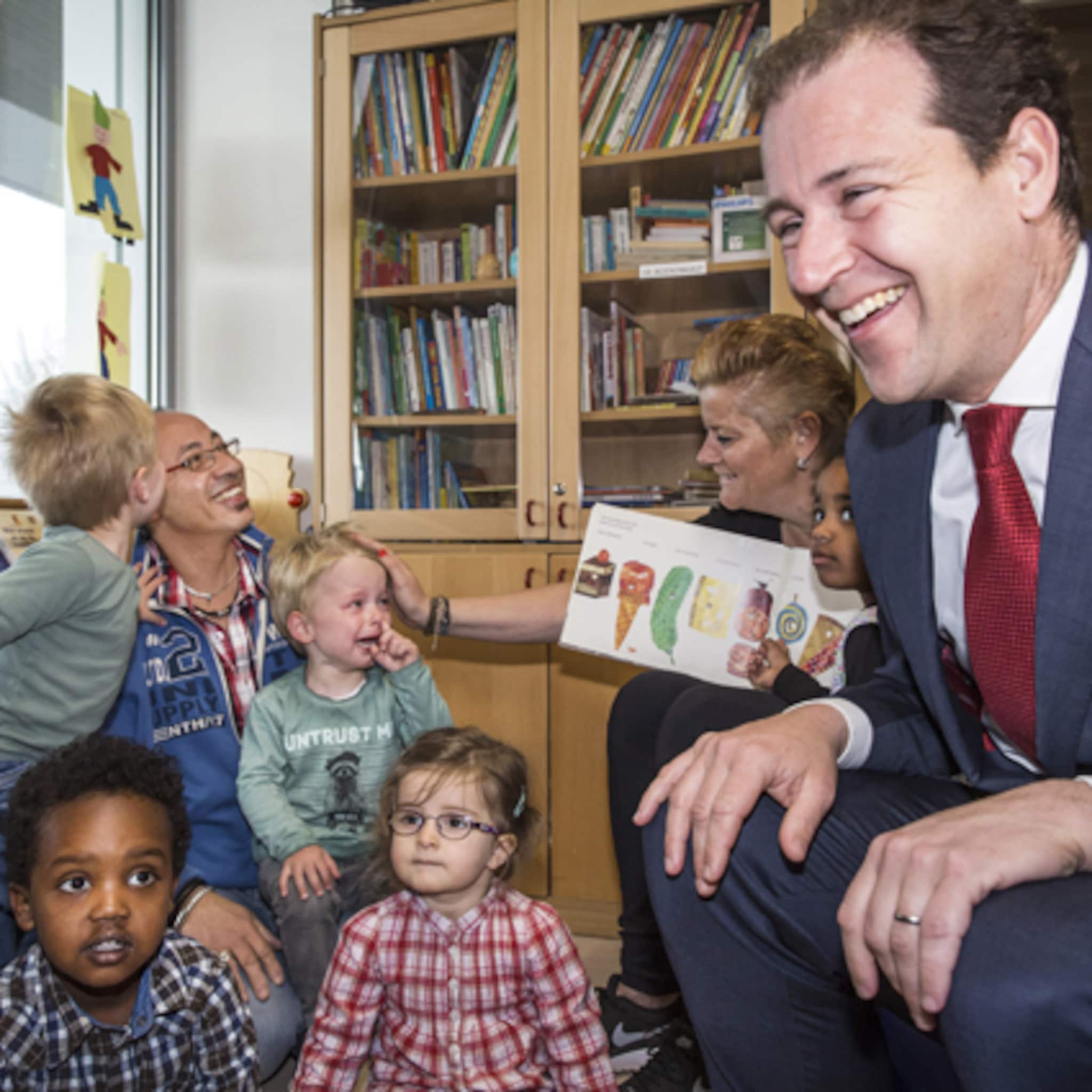 minister asscher voor iedere peuter is er voortaan kinderopvang