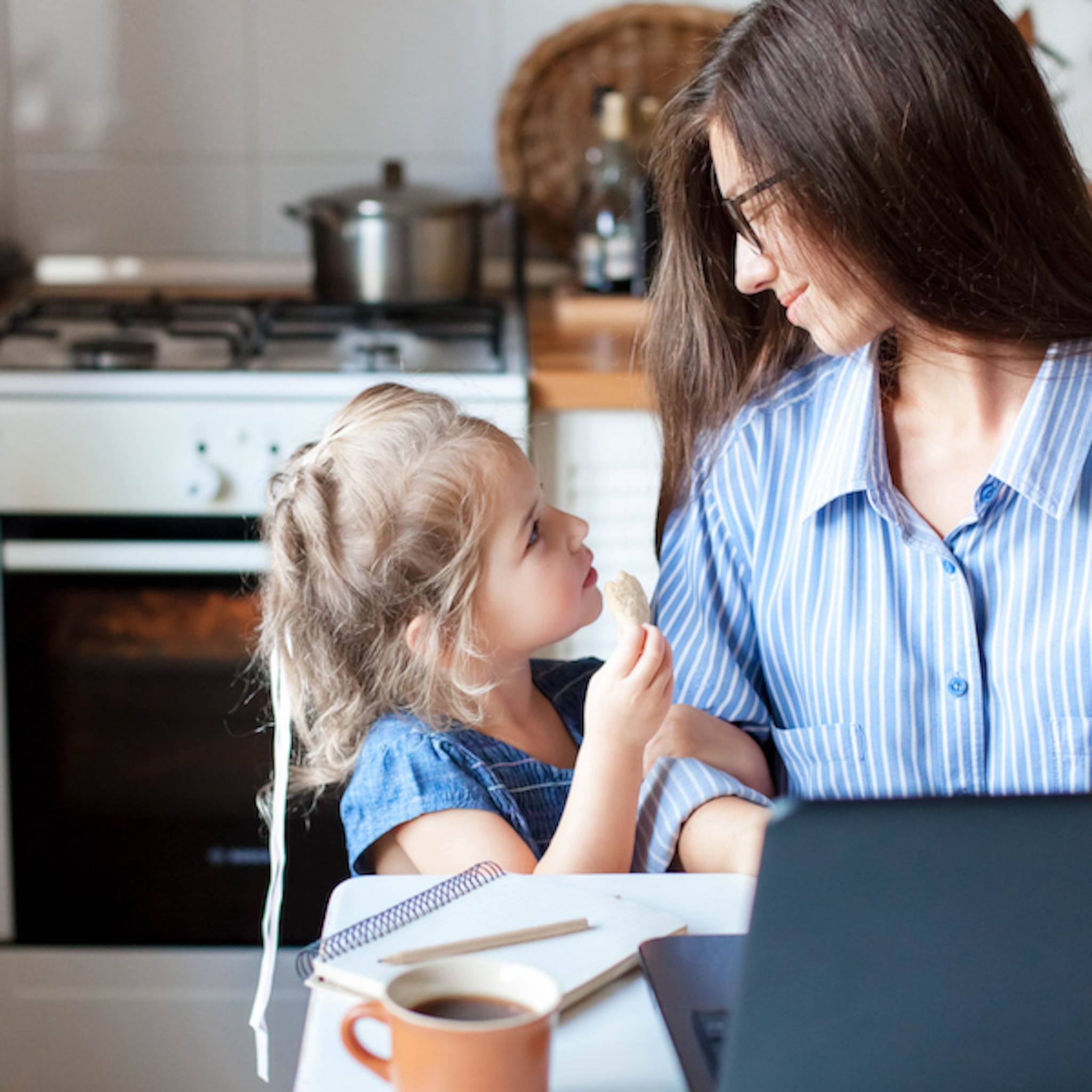 mamaaa zo vaak vragen kinderen gemiddeld per dag iets aan hun moeder