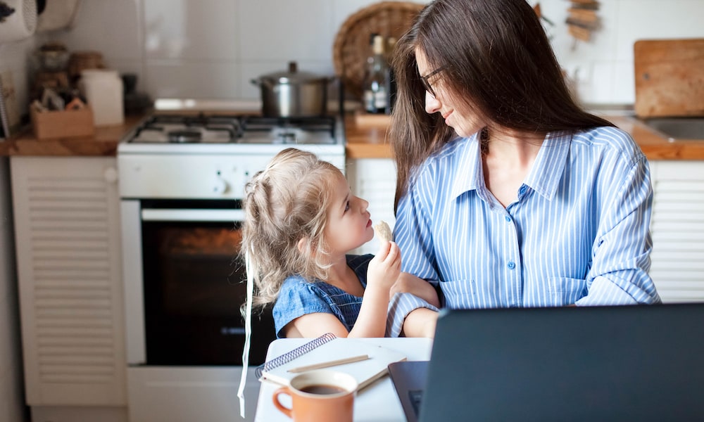 ‘Mamaaa!’ Zo vaak vragen kinderen gemiddeld per dag iets aan hun moeder Ouders van Nu Redactie
