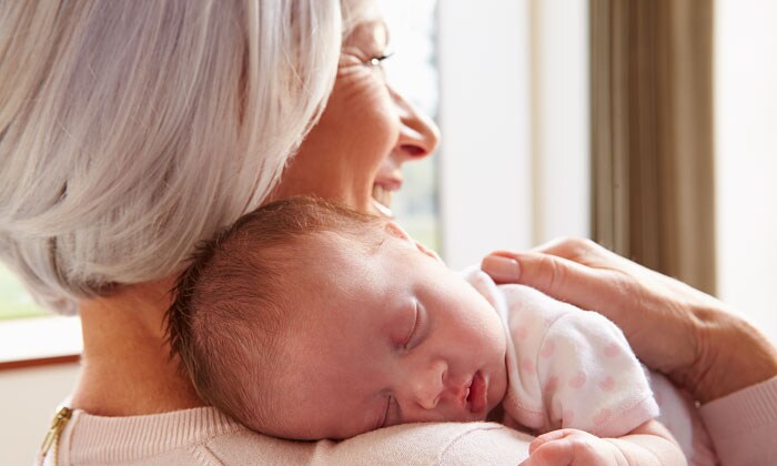 Onderzoek bewijst: oma’s zijn emotioneel meer betrokken bij kleinkinderen dan bij eigen kinderen Getty Images