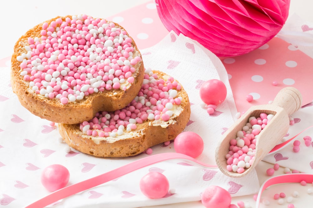 Waarom we beschuit met muisjes eten bij een geboorte (en alleen in Nederland) Ouders van Nu Redactie