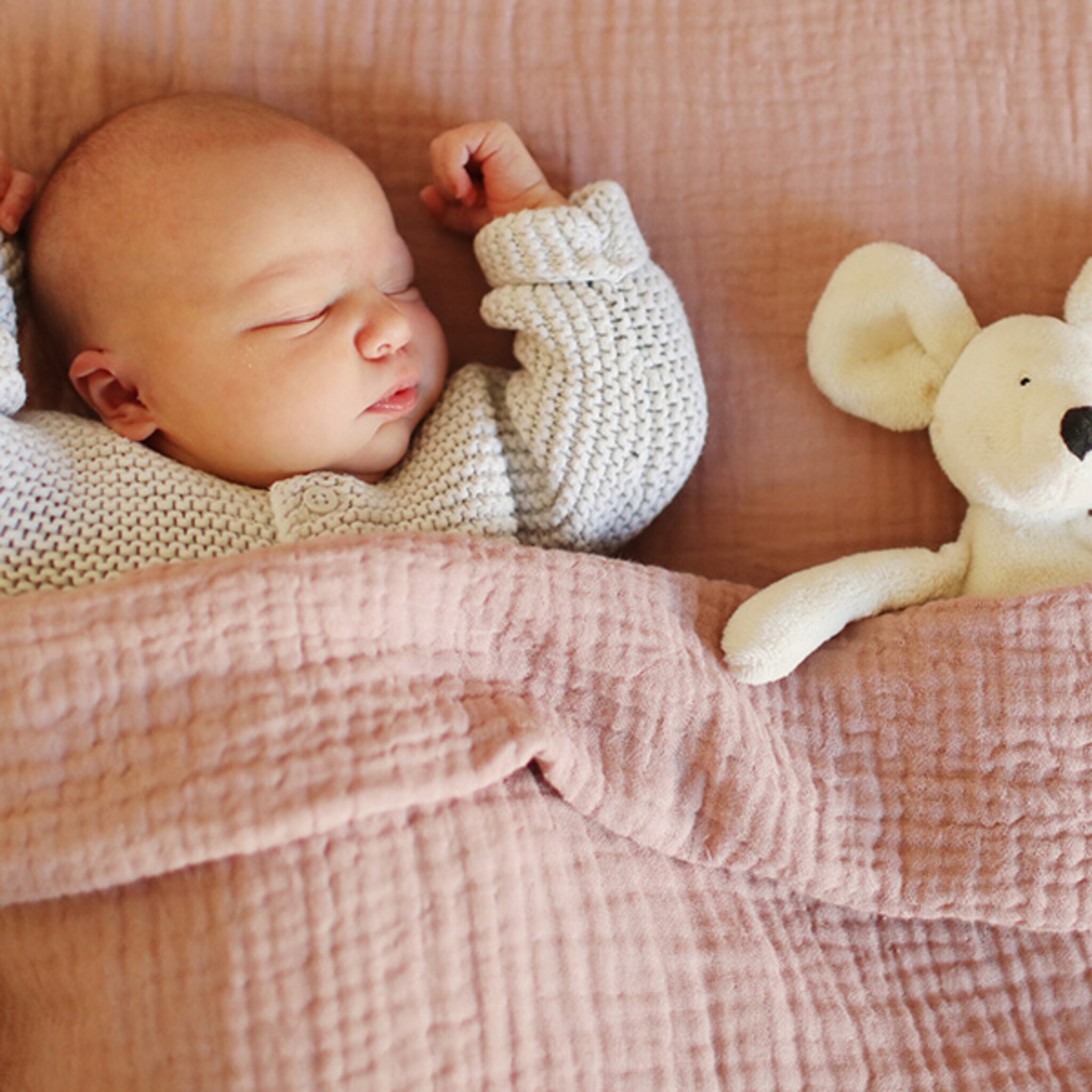 dit is de reden dat je baby met z n armen omhoog slaapt