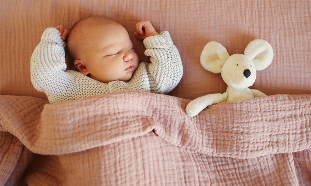 Dit is de reden dat je baby met z’n armen omhoog slaapt Ouders van Nu Redactie