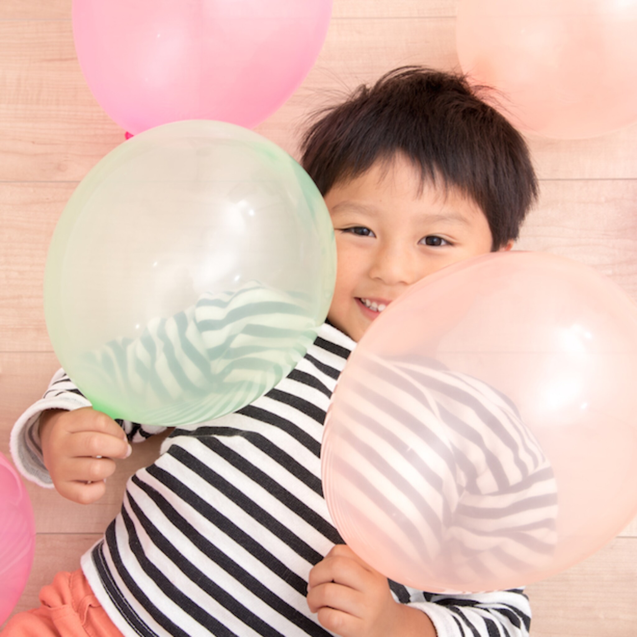 regen en kinderen die rondstuiteren de oplossing heet ballontennis