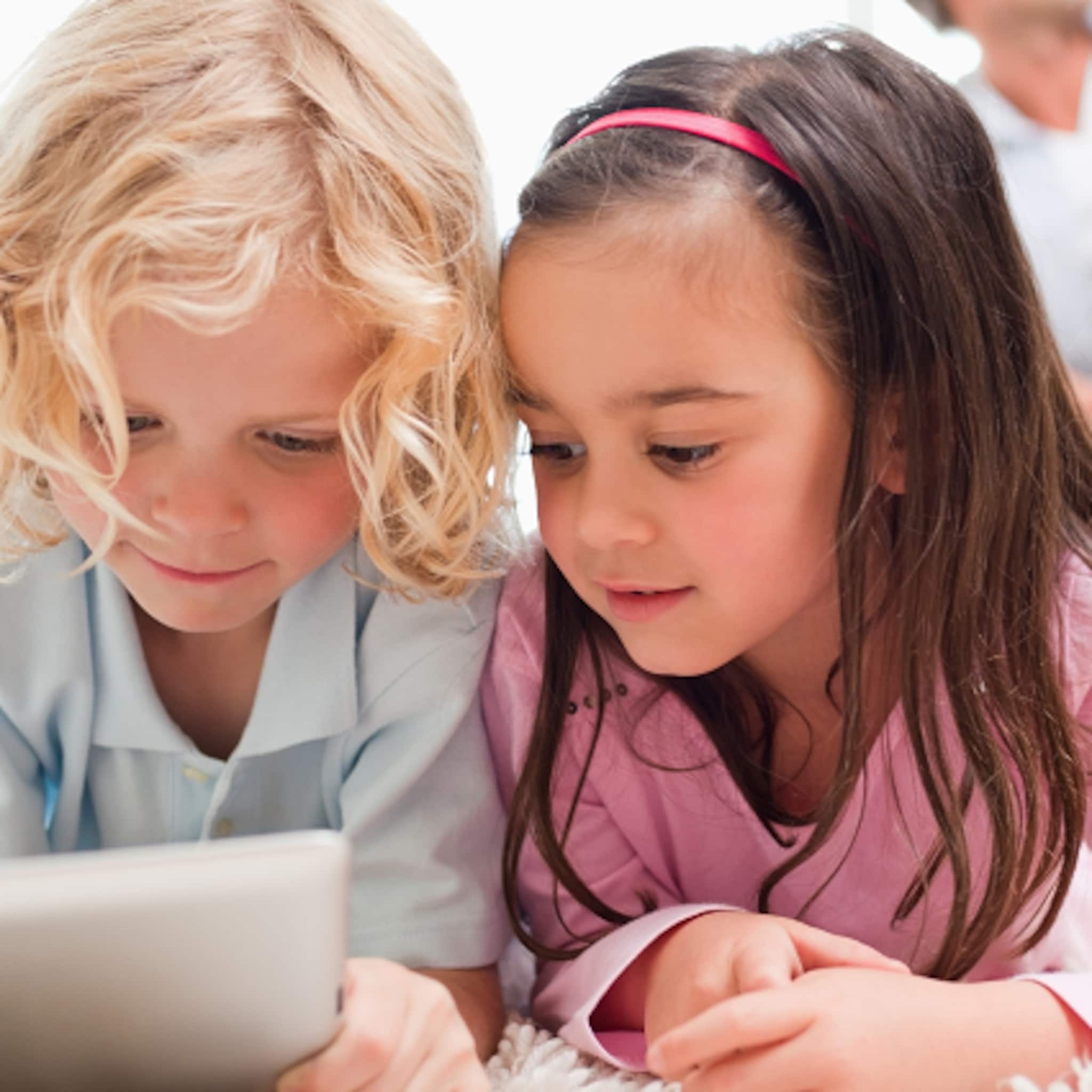 kinderen die vaak op een tablet spelen beginnen later met praten