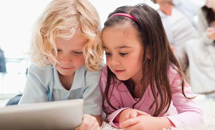 Kinderen die vaak op een tablet spelen beginnen later met praten Ouders van Nu Redactie