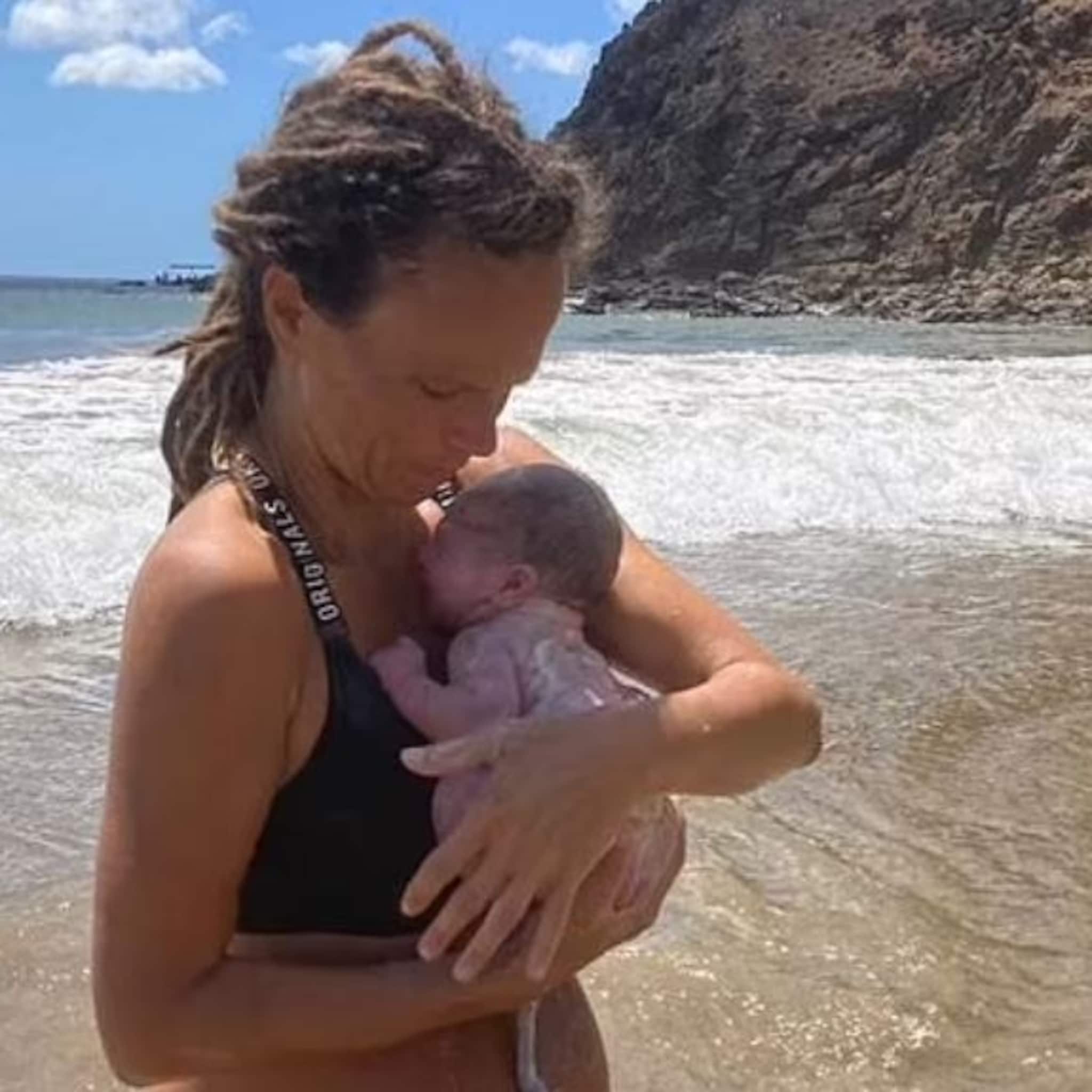 moeder gaat viral nadat zij bevalt in de zee