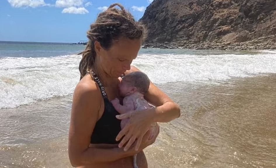 Moeder gaat viral nadat zij bevalt in de zee Ouders van Nu Redactie