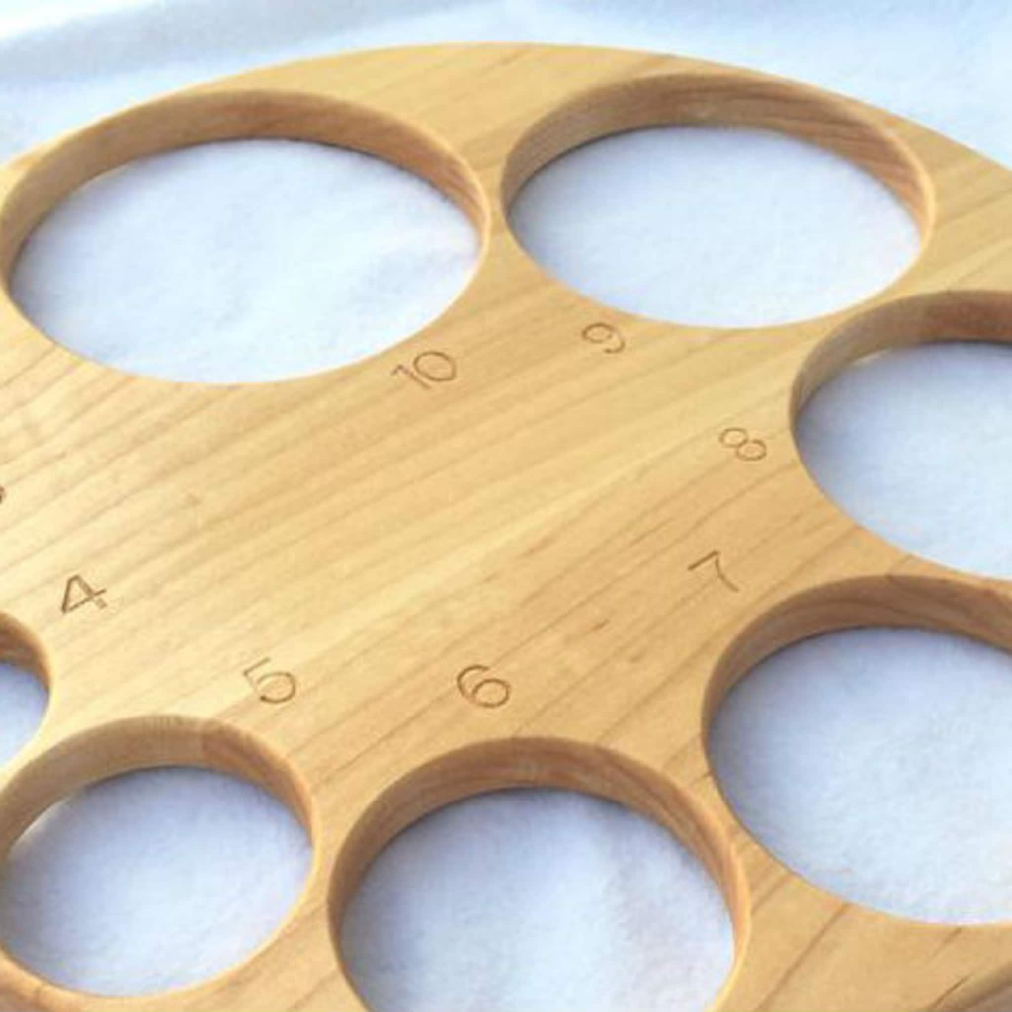 bij het zien van deze houten mal begrijp je meteen waarom bevallen geen pretje is