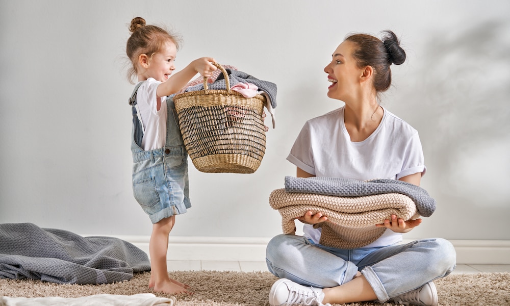 Opgebiecht: 1 op de 3 ouders laat kind klusjes doen waar ze zelf een hekel aan hebben Ouders van Nu Redactie