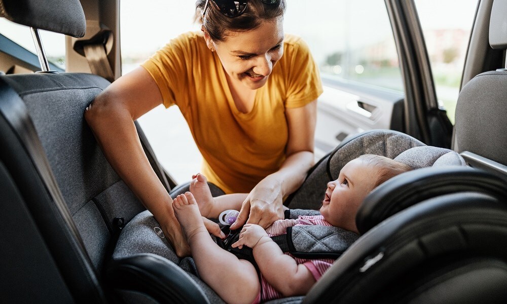 Brandweer legt uit: ‘Baby on Board’-bordje in de auto heeft weinig nut Ouders van Nu Redactie