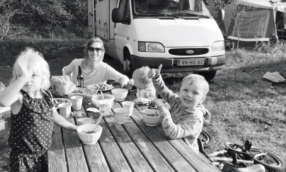 Tafelmanieren Daan Nieber: ‘Wij bepalen wat we eten, de kinderen bepalen hoeveel’ Ouders van Nu Redactie