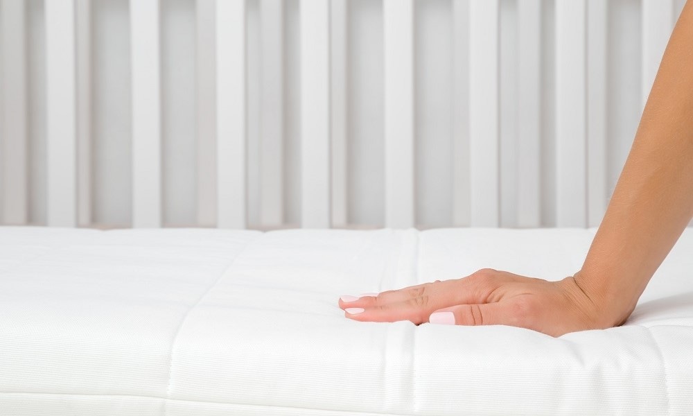 Consumentenbond waarschuwt voor onveilige babymatrassen Ouders van Nu Redactie