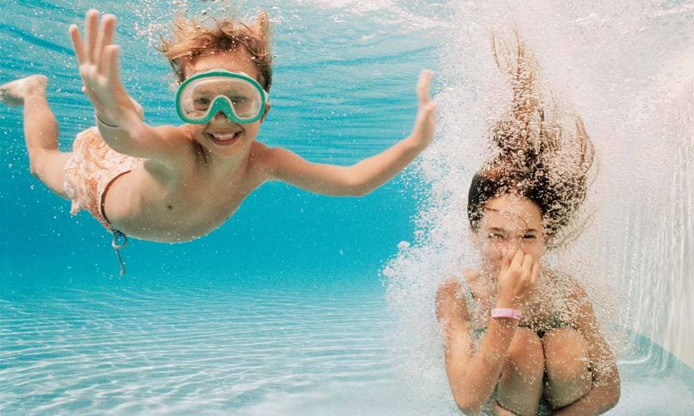 8x leuke zwembadspellen waar je geen speelgoed voor nodig hebt Ouders van Nu Redactie