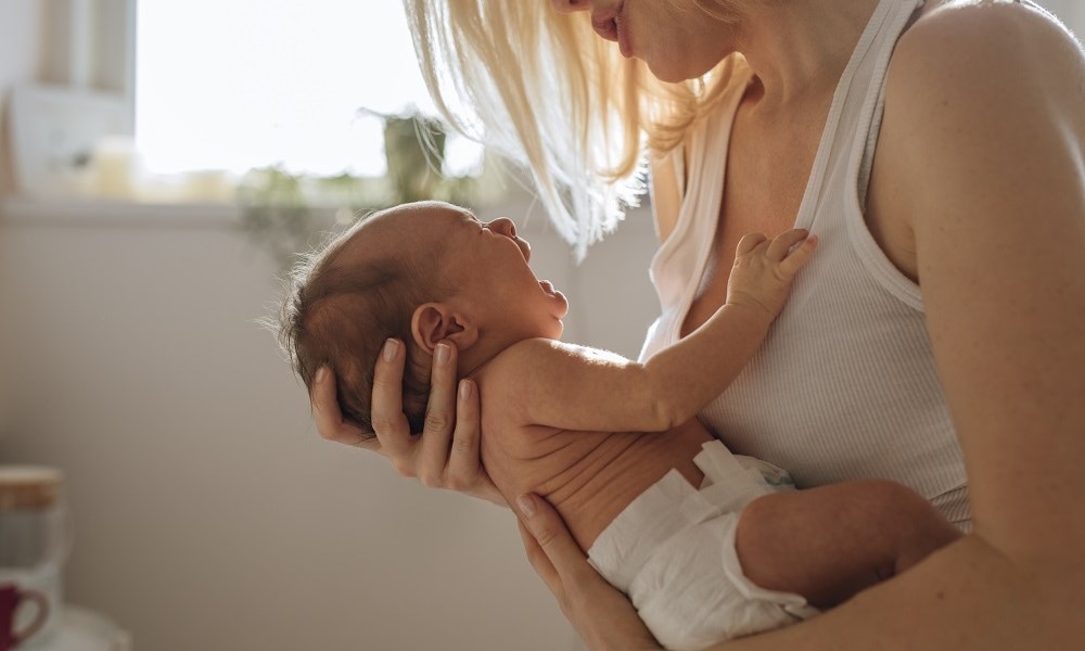 Het huiltje van je baby herkennen, kunnen vaders dat net zo goed als moeders? Ouders van Nu Redactie
