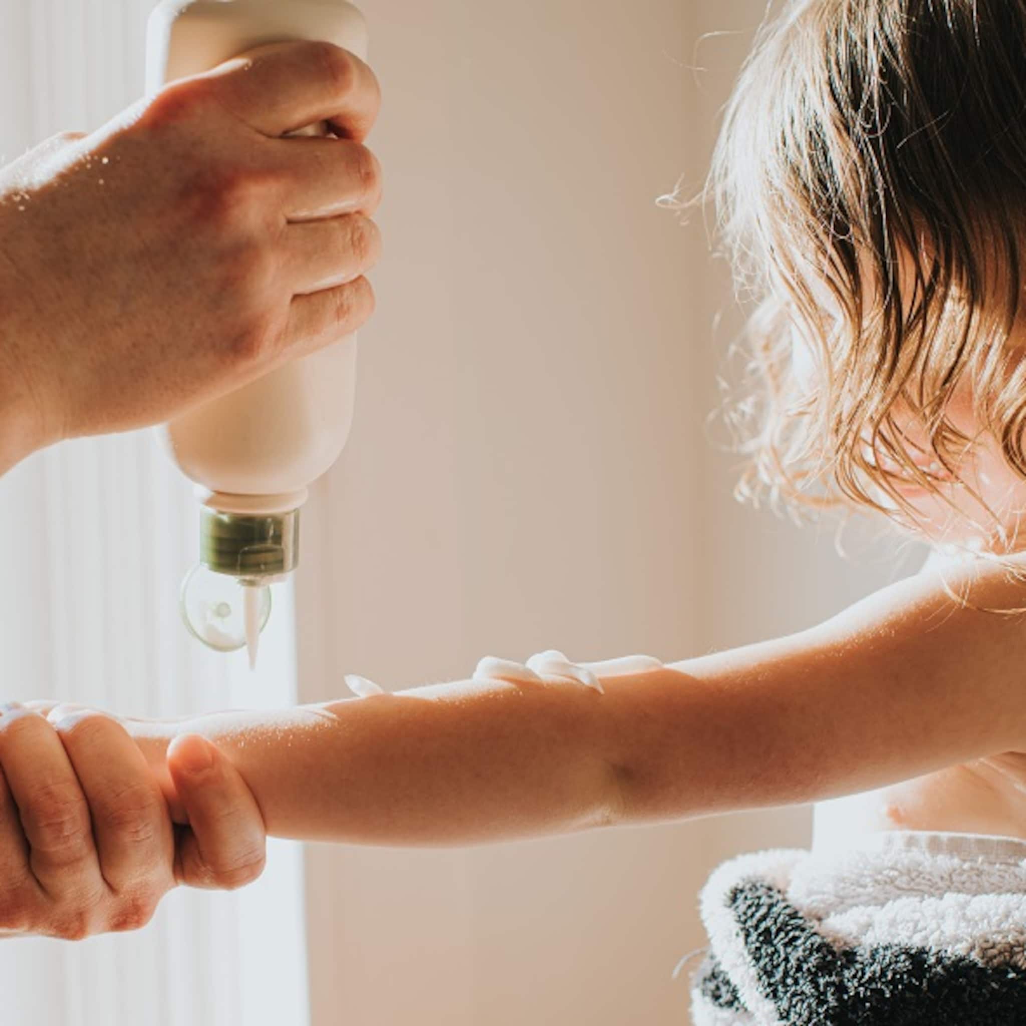 sta nou eens stil 6x tips voor zonnebrandcreme smeren bij je kind