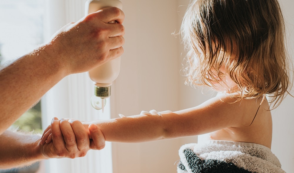 Sta nou eens stil! 6x tips voor zonnebrandcrème smeren bij je kind Getty Images