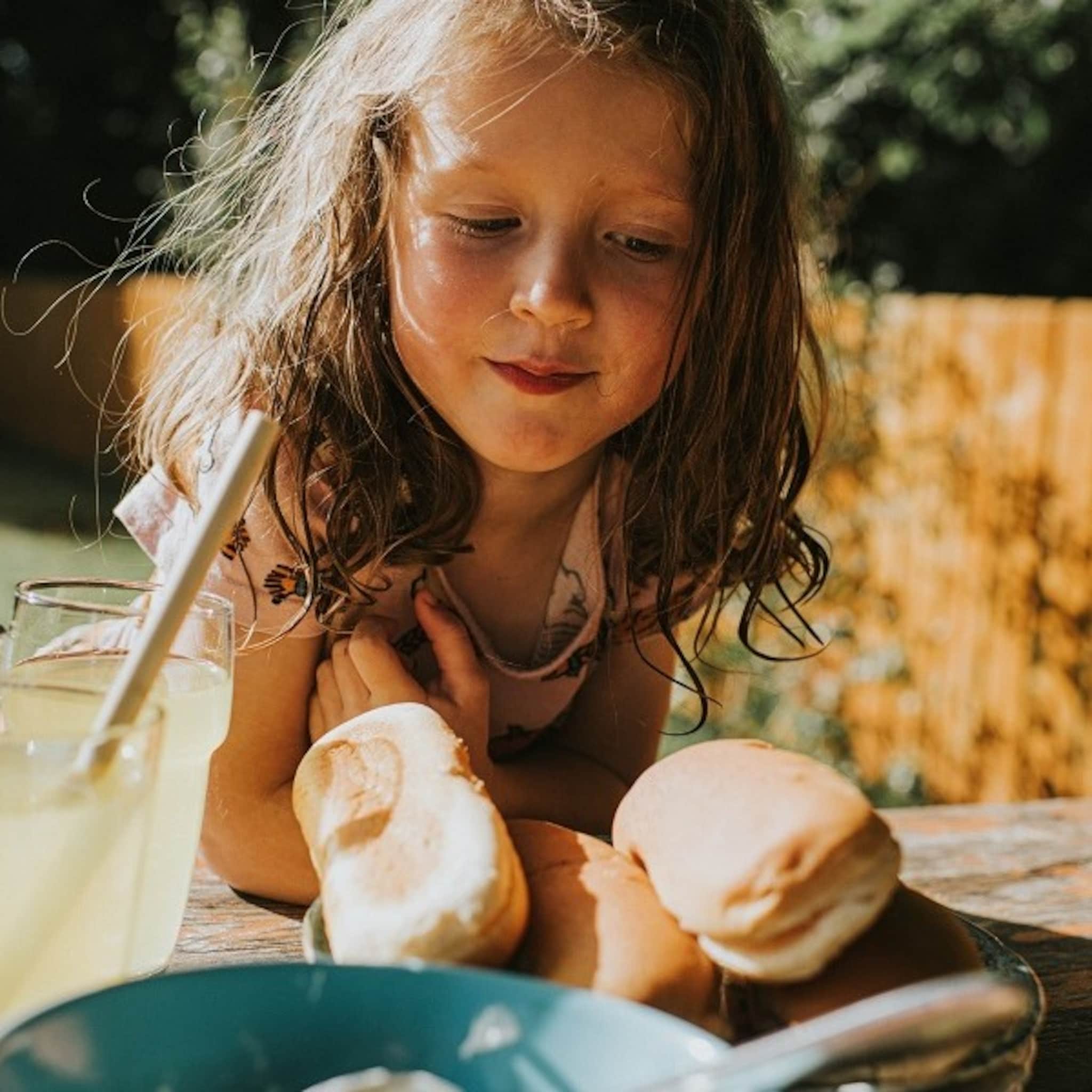 om deze reden lopen baby s en peuters sneller brandwonden op in de zomer