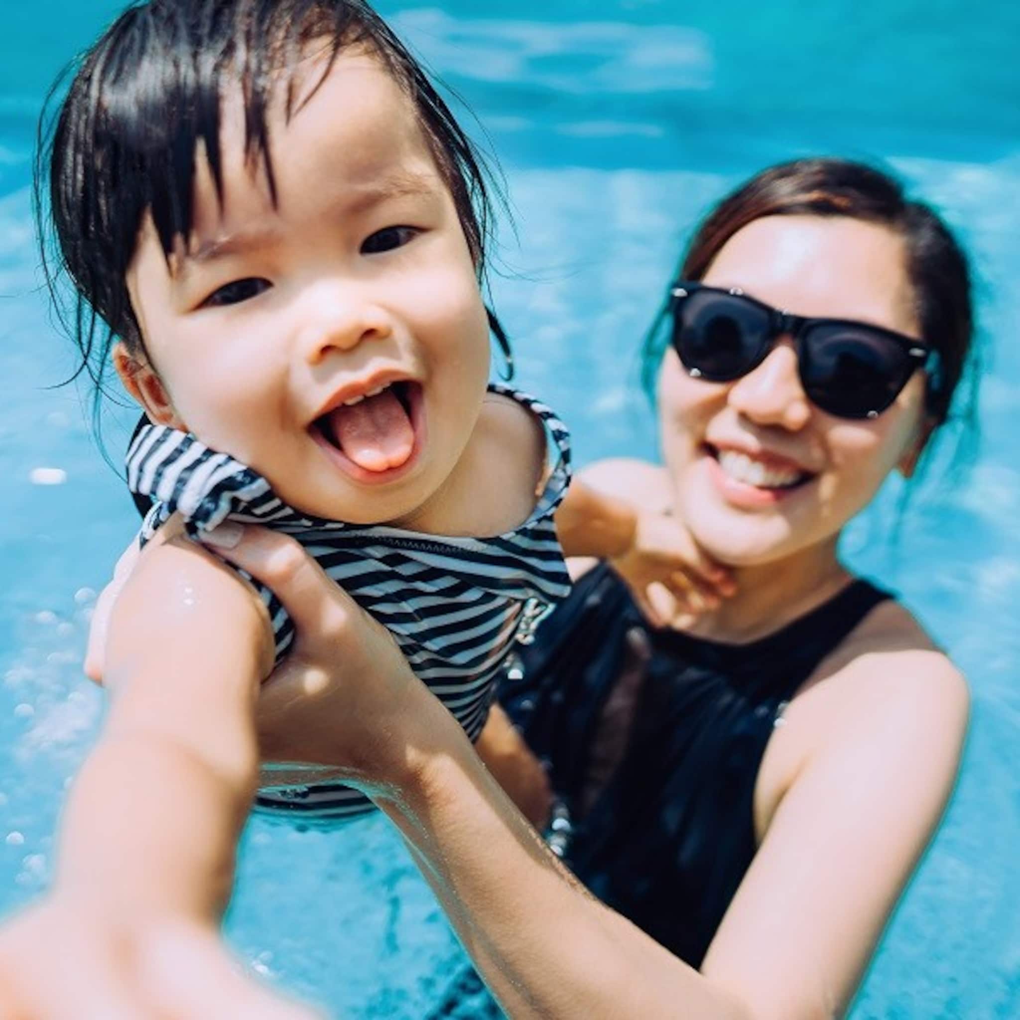 hoe voorkom je dat je kind vast komt te zitten in een zwembadrooster