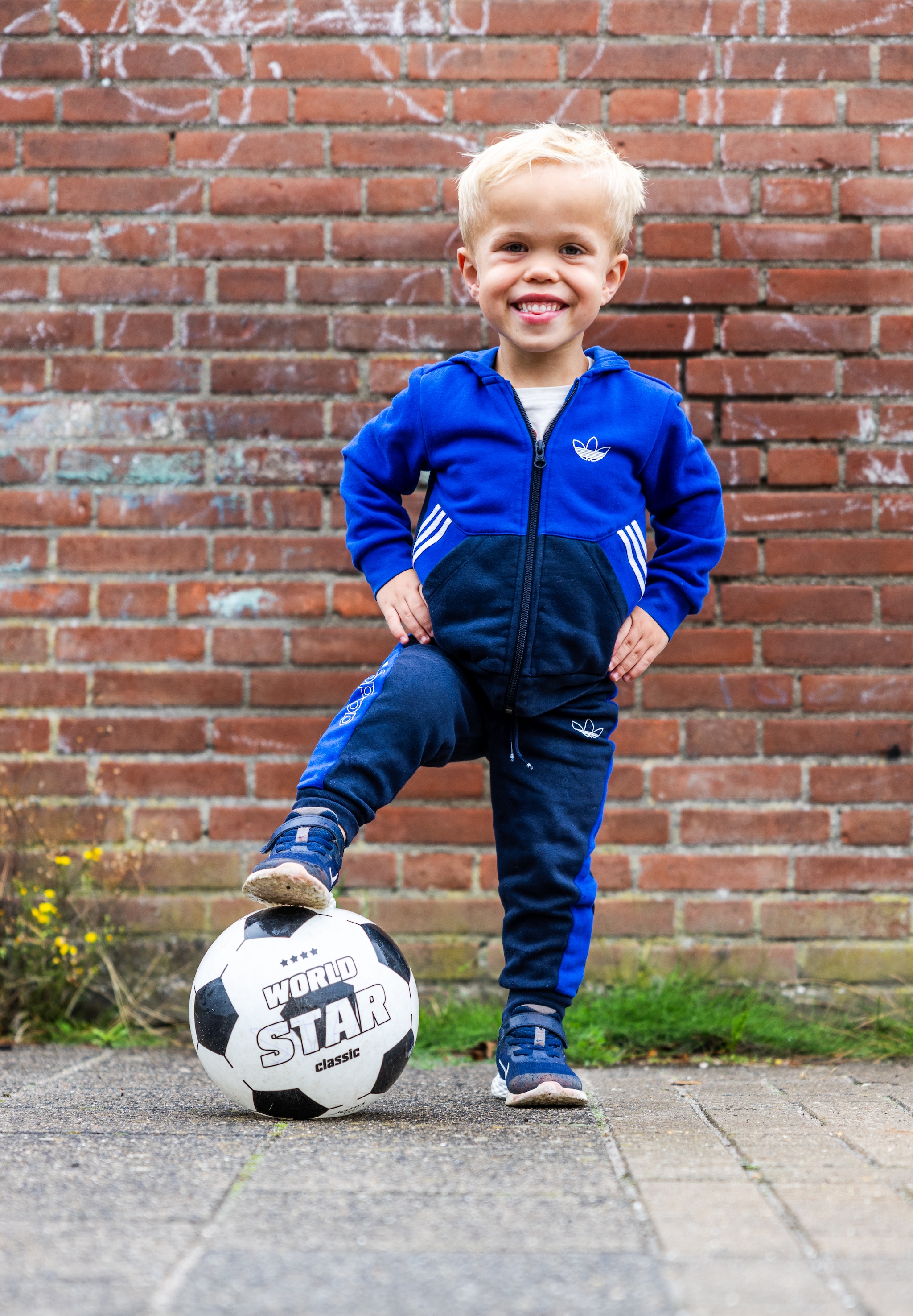 Max Mulder poseerde als eens eerder voor het AD toen hij op 6-jarige leeftijd meedeed aan de wereldspelen voor kleine mensen in Keulen. Archieffoto 2023 Jeffrey Groeneweg
