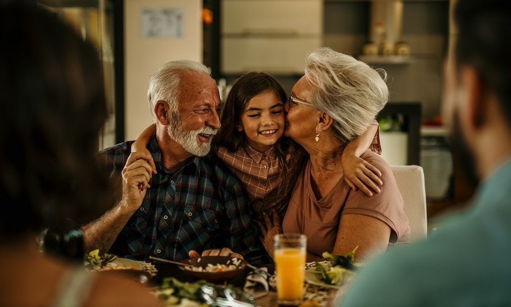 opa en oma met hun kleinkind Getty Images