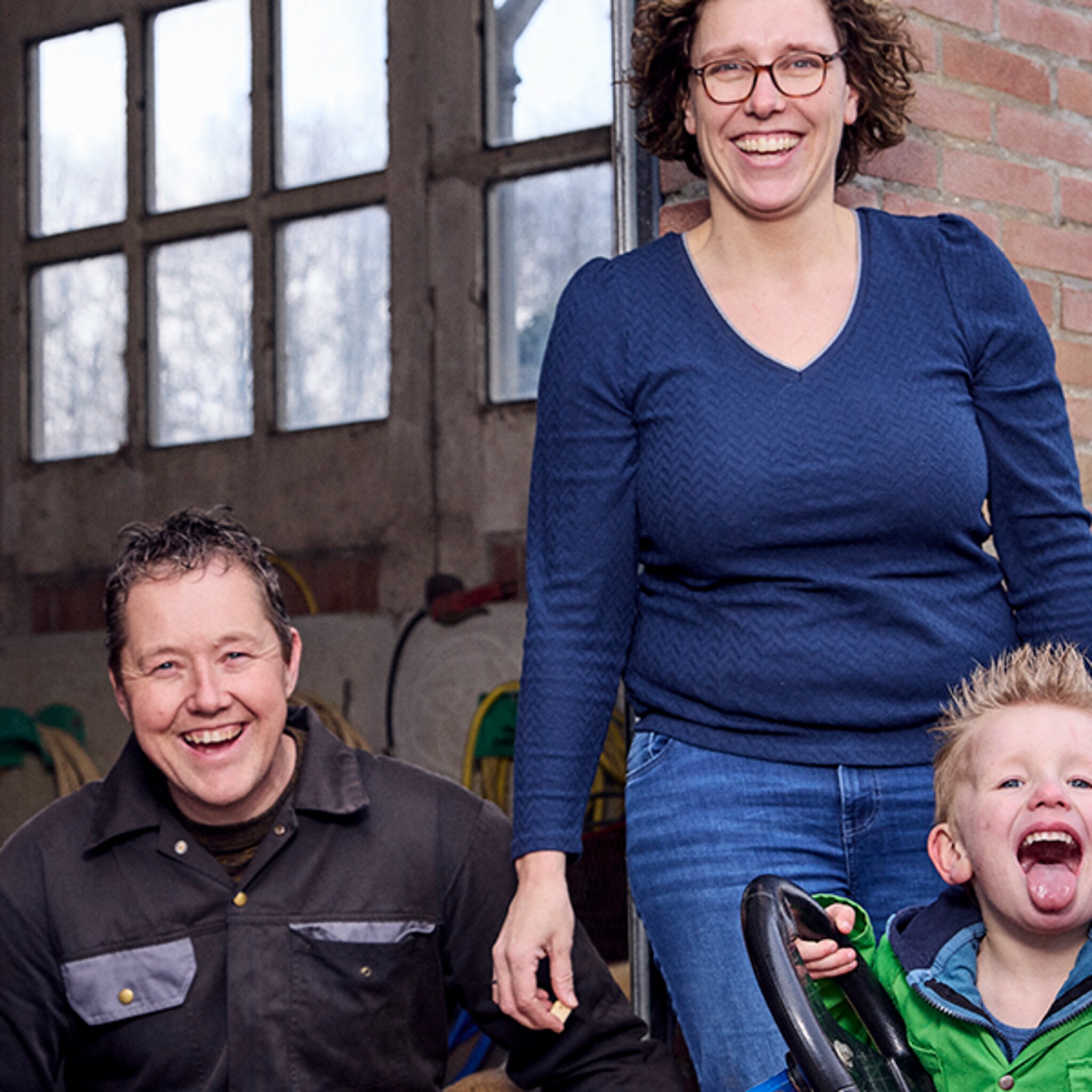 het gezin van ilona groeit op in de natuur de jongens poten en rooien zelf hun aardappelen