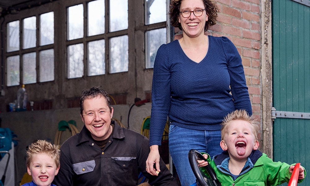 Ilona Bruin-van Steenbergen (36) en Bart Bruin (40) hebben ze twee zoons: Twan (6) en Koen (3). Het gezin woont in Bant, in de polder, en runt een akkerbouwbedrijf. Kim Krijnen