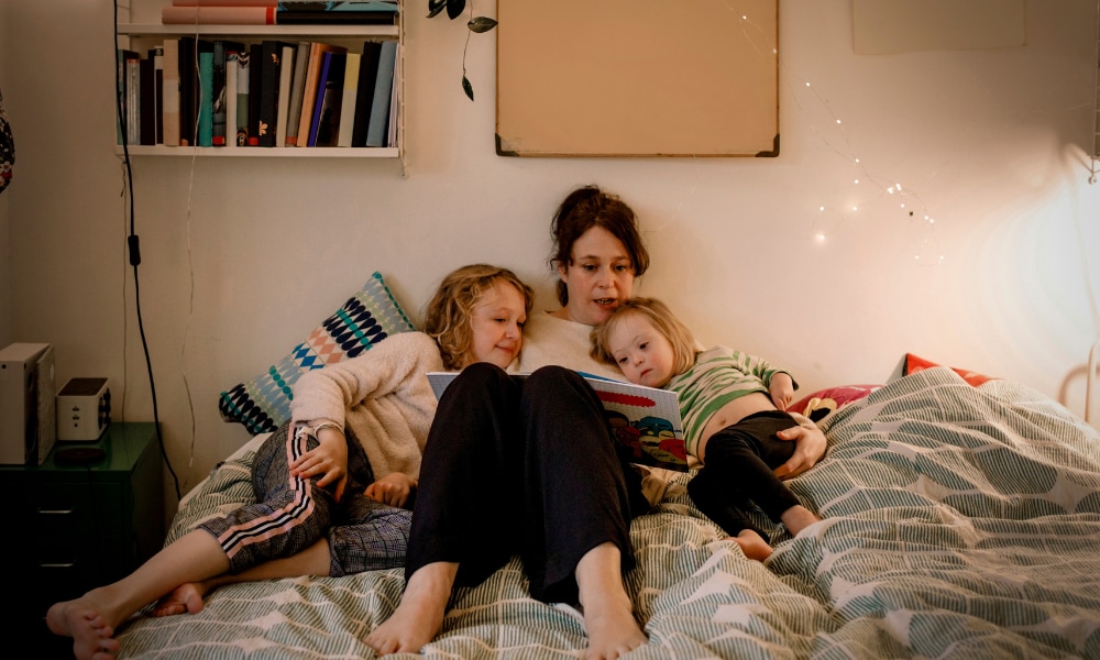 Kinderen lezen in knusse leeshoek GettyImages